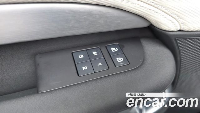 Land Rover Discovery 2025 — photo 28