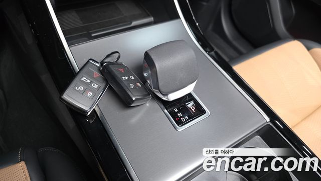 Land Rover Range Rover Velar 2025 — photo 12
