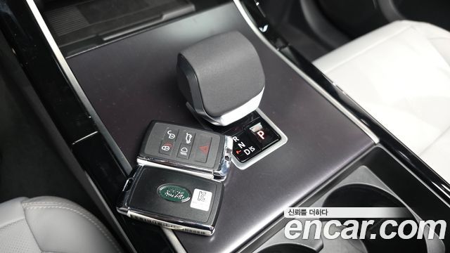 Land Rover Range Rover Velar 2026 — photo 12