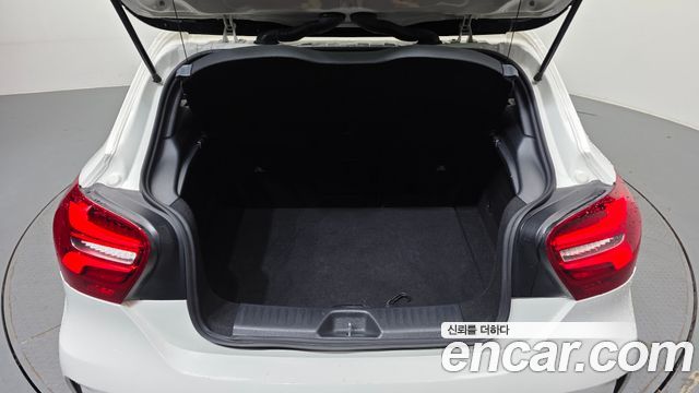 Mercedes-Benz A-Class 2018 — photo 20