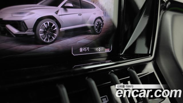 Lamborghini Urus 2023 — photo 31
