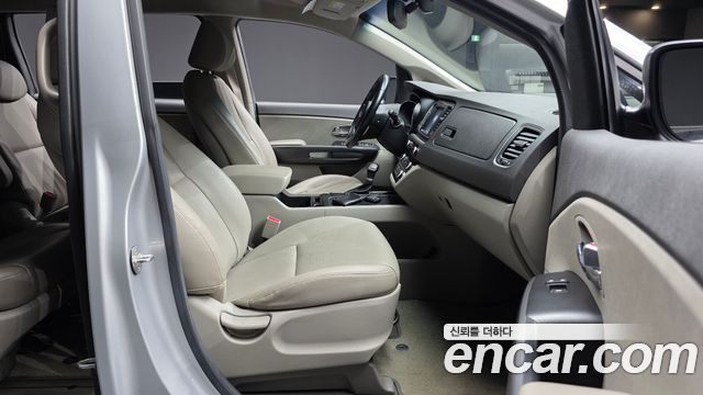 Kia Canival 2017 — photo 16