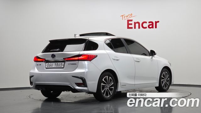 Lexus CT200h 2018 — photo 2
