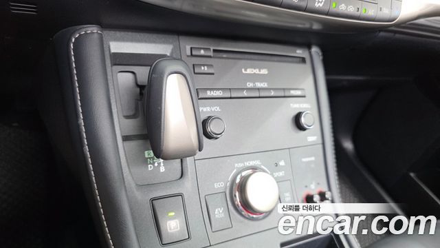 Lexus CT200h 2018 — photo 12