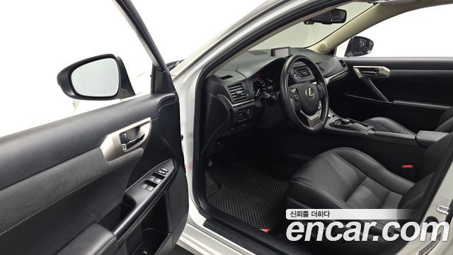 Lexus CT200h 2018 — photo 13