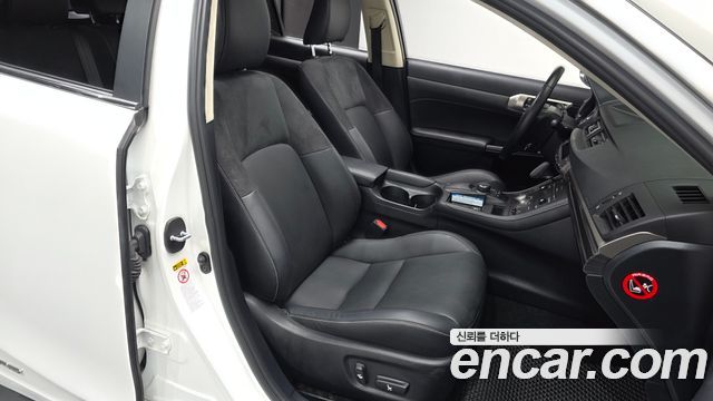 Lexus CT200h 2018 — photo 17