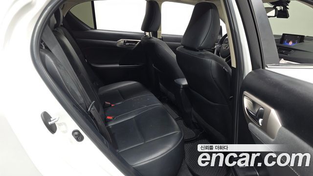 Lexus CT200h 2018 — photo 18