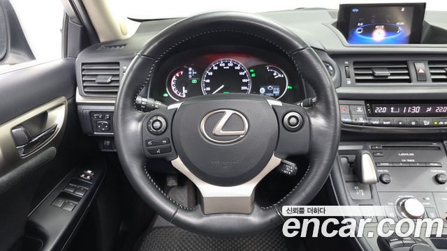 Lexus CT200h 2018 — photo 19