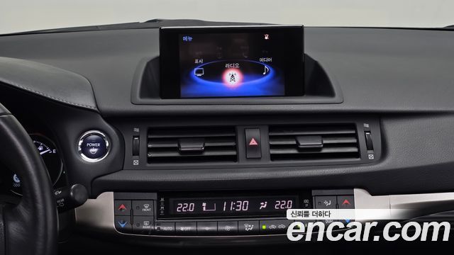 Lexus CT200h 2018 — photo 20