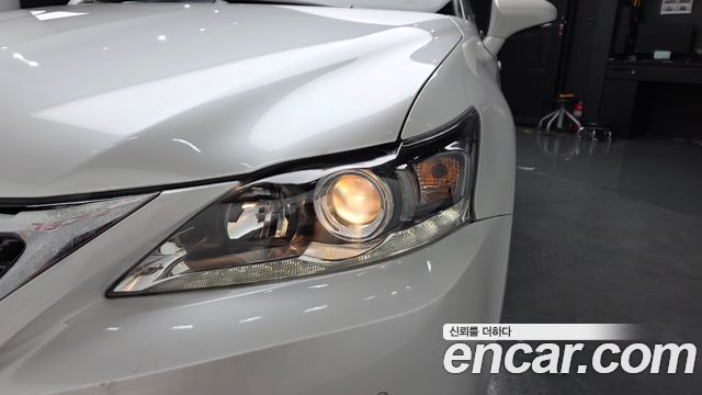 Lexus CT200h 2018 — photo 8