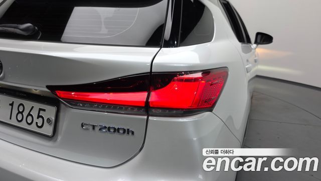 Lexus CT200h 2018 — photo 9