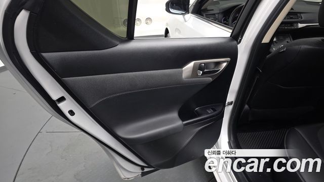Lexus CT200h 2018 — photo 15