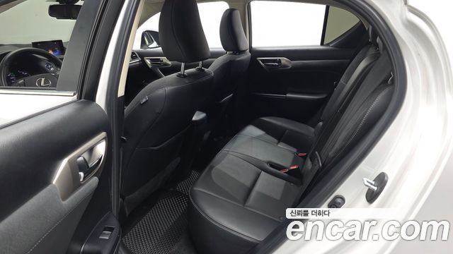 Lexus CT200h 2018 — photo 16