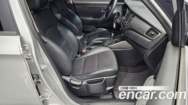 Kia Carens 2015 — photo 11