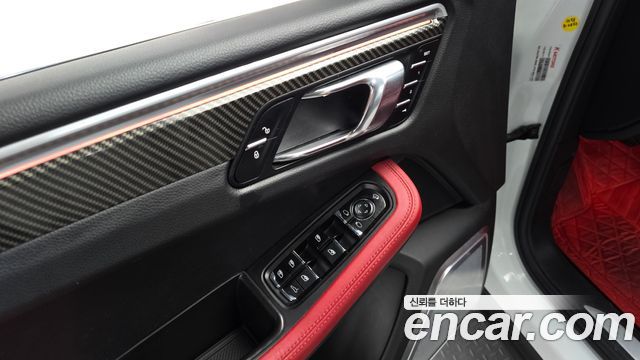 Porsche Macan 2017 — photo 18
