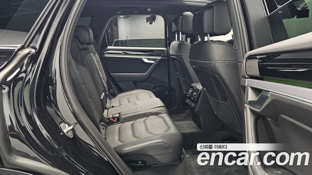 Volkswagen Touareg 2021 — photo 17