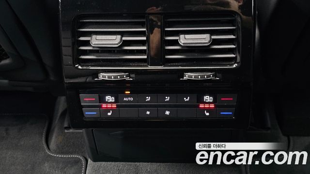 Volkswagen Touareg 2021 — photo 30