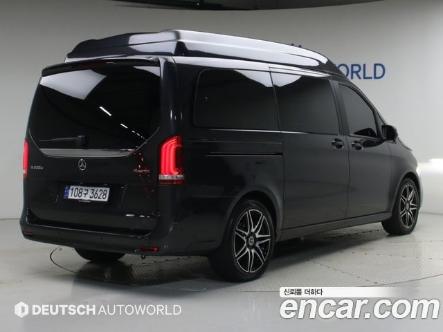 Mercedes-Benz V-Class 2023 — photo 2