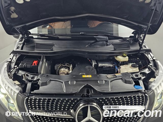 Mercedes-Benz V-Class 2023 — photo 6