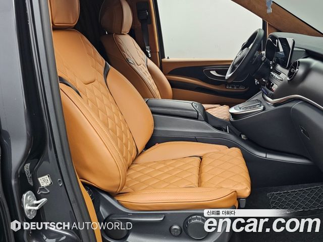 Mercedes-Benz V-Class 2023 — photo 10