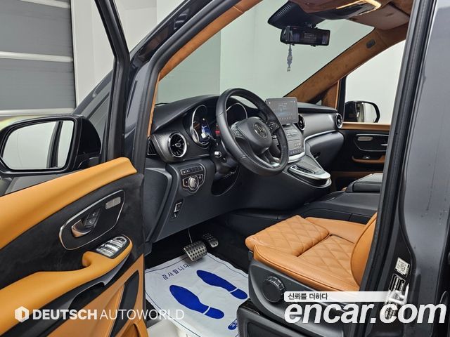 Mercedes-Benz V-Class 2023 — photo 11