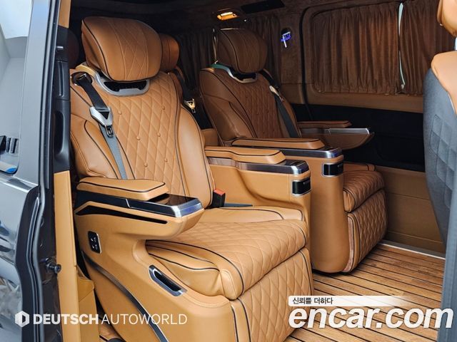 Mercedes-Benz V-Class 2023 — photo 12