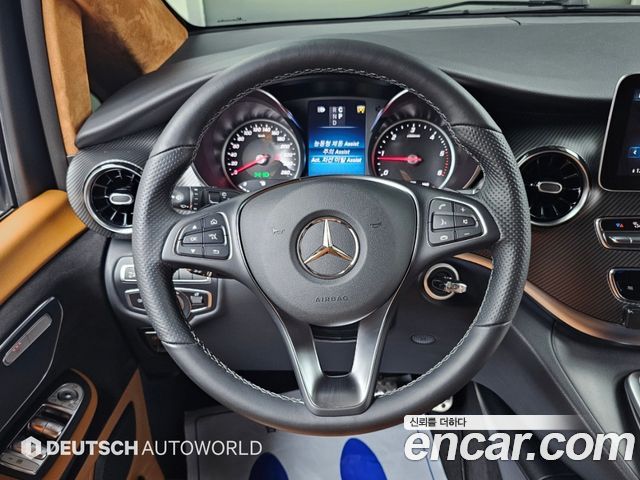 Mercedes-Benz V-Class 2023 — photo 13