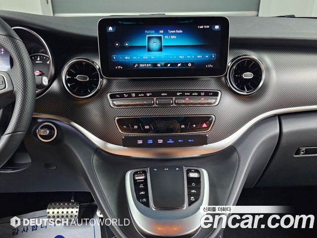 Mercedes-Benz V-Class 2023 — photo 14