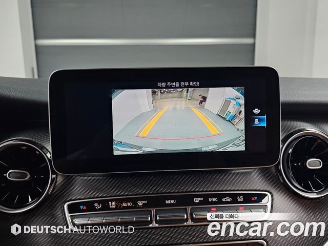 Mercedes-Benz V-Class 2023 — photo 15