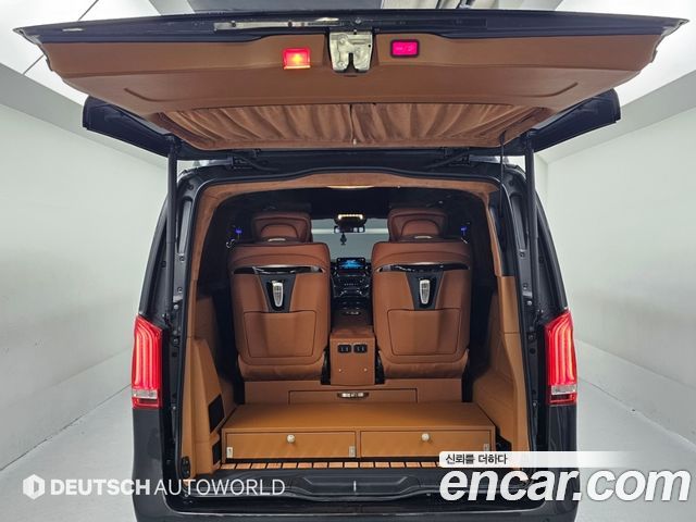 Mercedes-Benz V-Class 2023 — photo 20