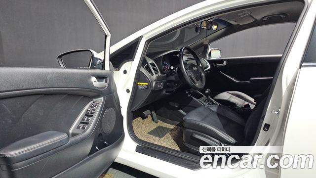 Kia K3 2015 — photo 10