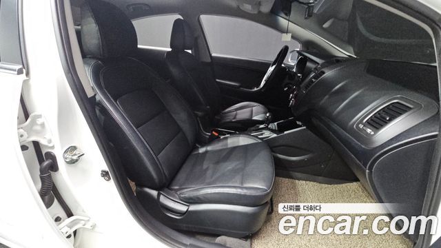 Kia K3 2015 — photo 11