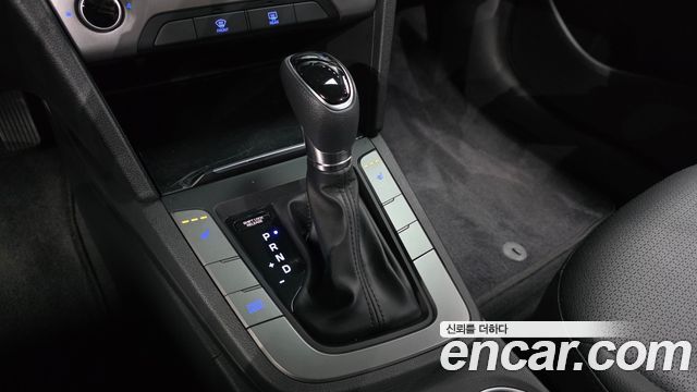 Hyundai AVANTE 2018 — photo 12