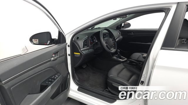 Hyundai AVANTE 2018 — photo 13