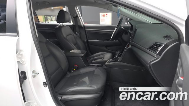 Hyundai AVANTE 2018 — photo 17