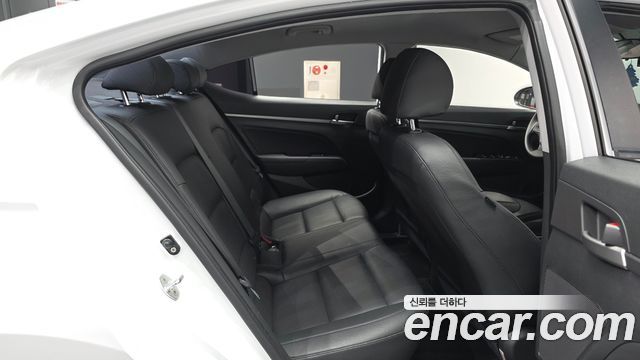 Hyundai AVANTE 2018 — photo 18