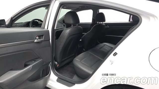 Hyundai AVANTE 2018 — photo 16