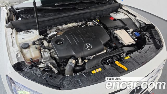 Mercedes-Benz GLB-Class 2023 — photo 6