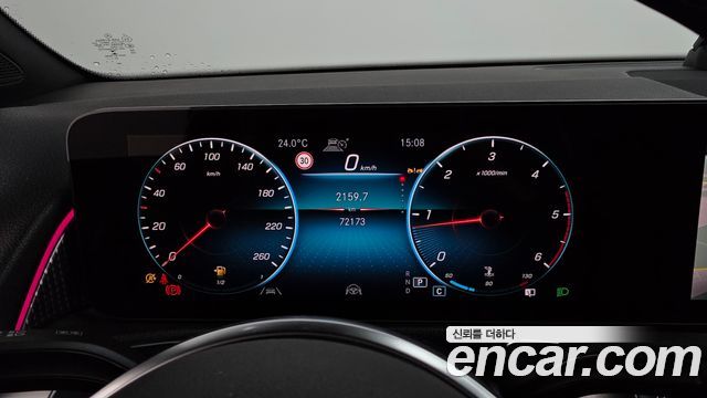 Mercedes-Benz GLB-Class 2023 — photo 11