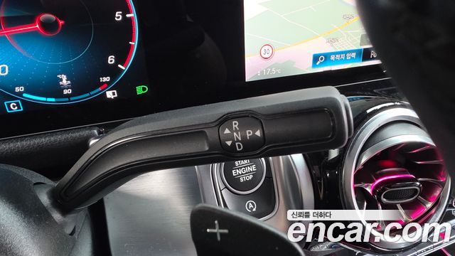 Mercedes-Benz GLB-Class 2023 — photo 12