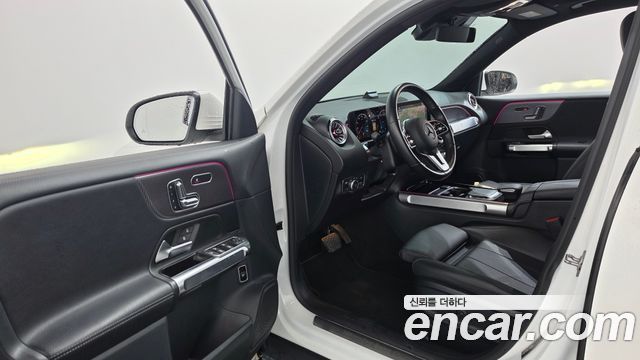 Mercedes-Benz GLB-Class 2023 — photo 13