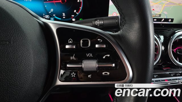 Mercedes-Benz GLB-Class 2023 — photo 23