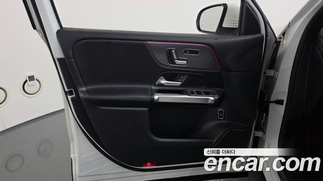 Mercedes-Benz GLB-Class 2023 — photo 14