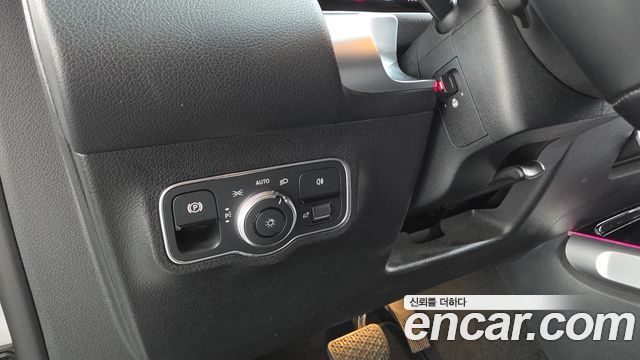 Mercedes-Benz GLB-Class 2023 — photo 30
