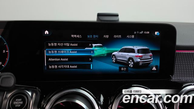 Mercedes-Benz GLB-Class 2023 — photo 32