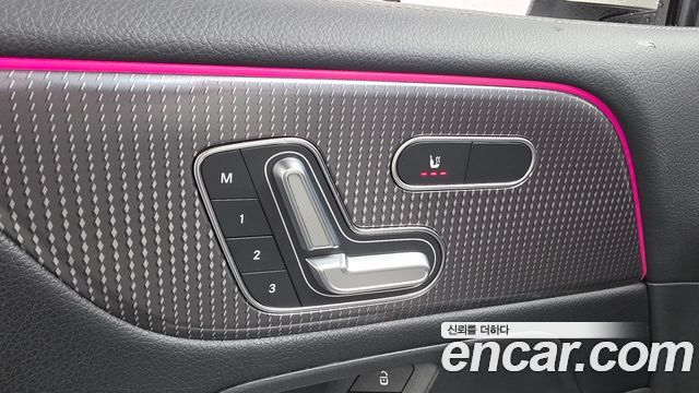 Mercedes-Benz GLB-Class 2023 — photo 34