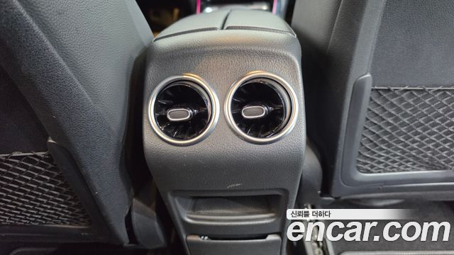 Mercedes-Benz GLB-Class 2023 — photo 35