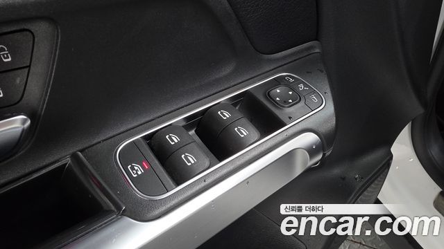 Mercedes-Benz GLB-Class 2023 — photo 36