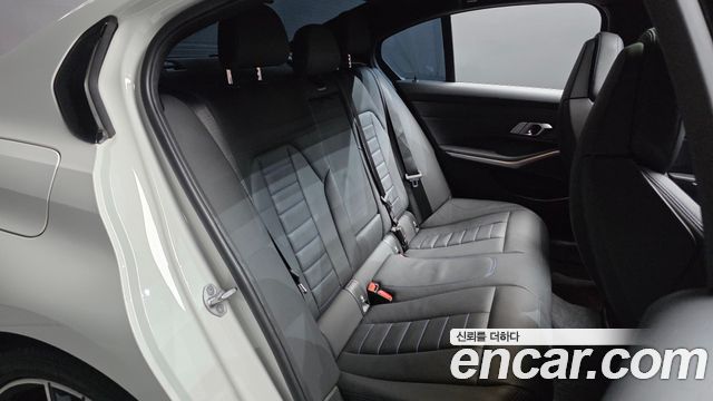 BMW 3-Series 2023 — photo 17