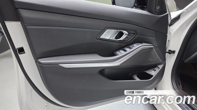 BMW 3-Series 2023 — photo 14